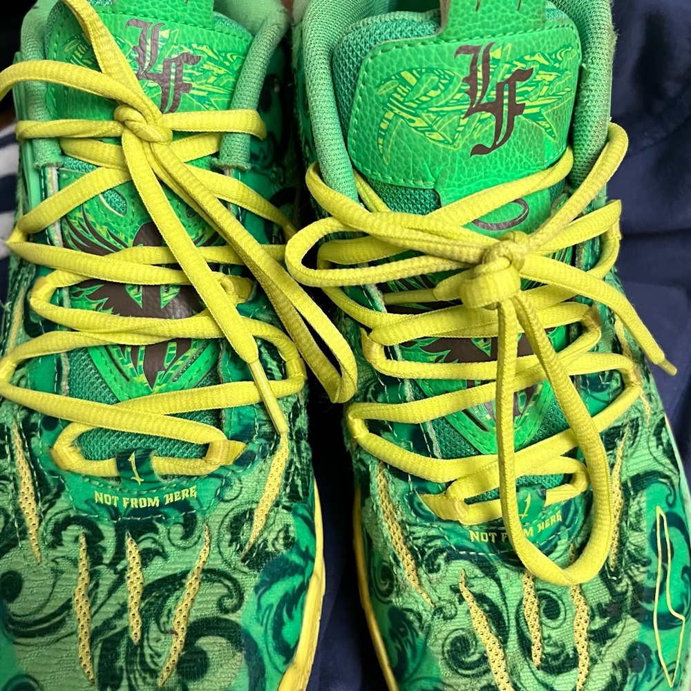 Good Condition Puma Melo Boys Basketball Sneakers Size 7
